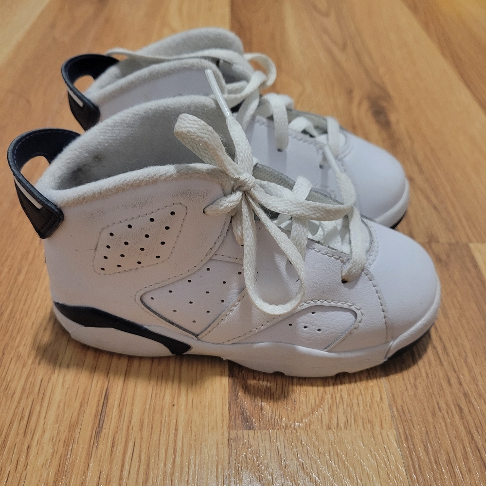 White and Navy toddler Jordan's